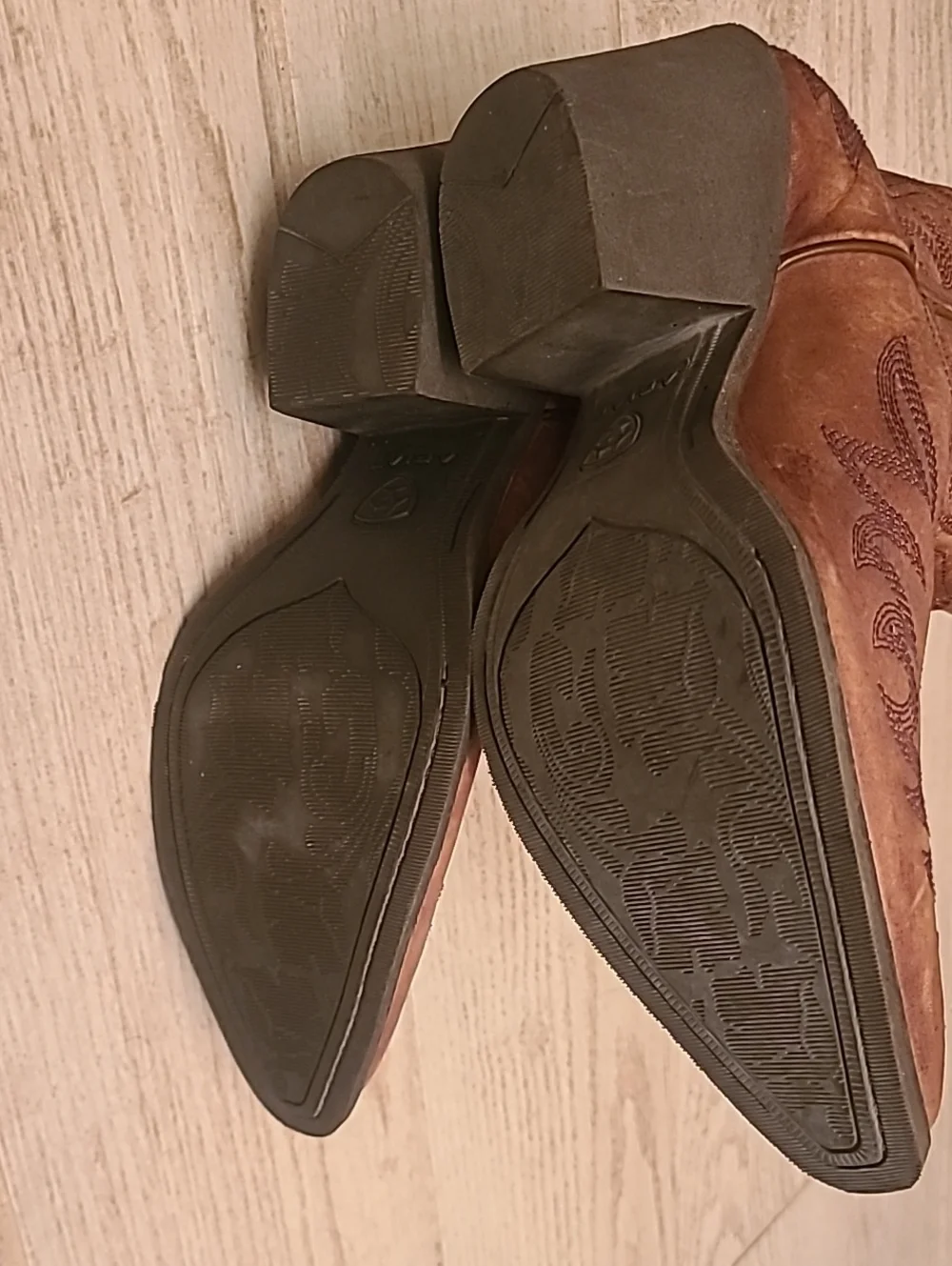 Beauriful Brown Ariat Leather Western Cowboy Boots In A Size 9.5! - Picture 4 of 7
